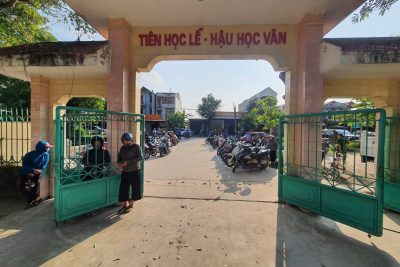 CÔNG AN  XÃ MINH TÂN PHỐI HỢP VỚI ĐOÀN THANH NIÊN XÃ MINH TÂN VÀ TRƯỜNG TIỂU HỌC CỘNG HÒA THỰC HIỆN “CỔNG TRƯỜNG AN TOÀN GIAO THÔNG”